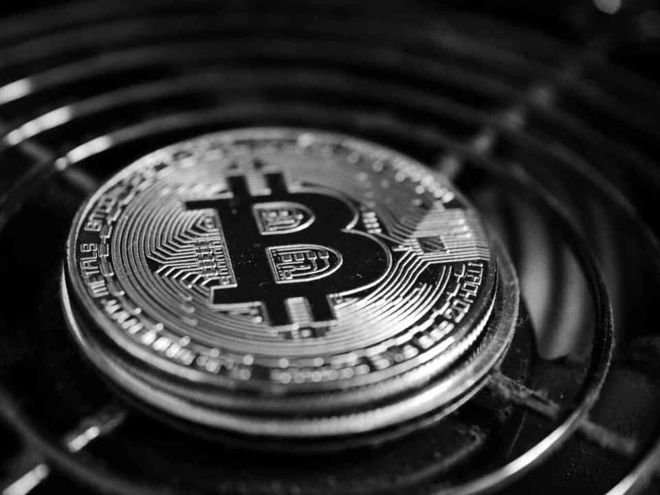 Bitcoin-Münze auf Lüftergitter