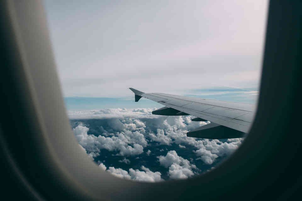 Blick aus dem Flugzeugfenster