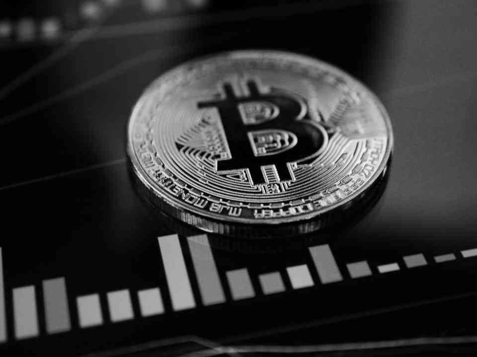 Bitcoin-Münze mit Preischart