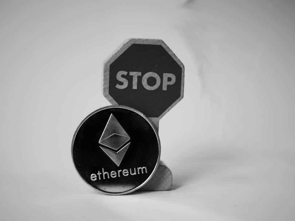 Ethereum-Münze mit Stoppschild