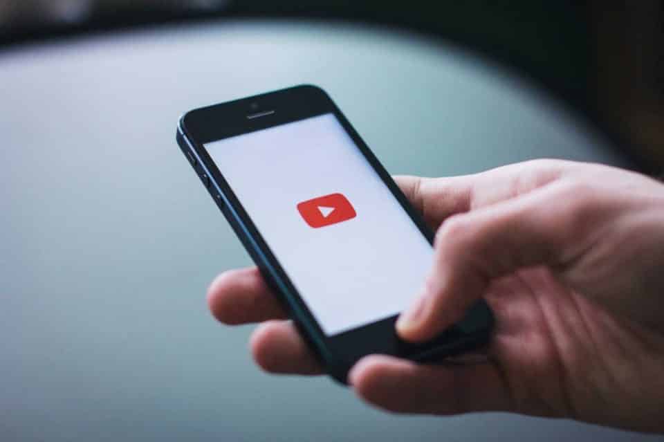 Smartphone startet YouTube-App