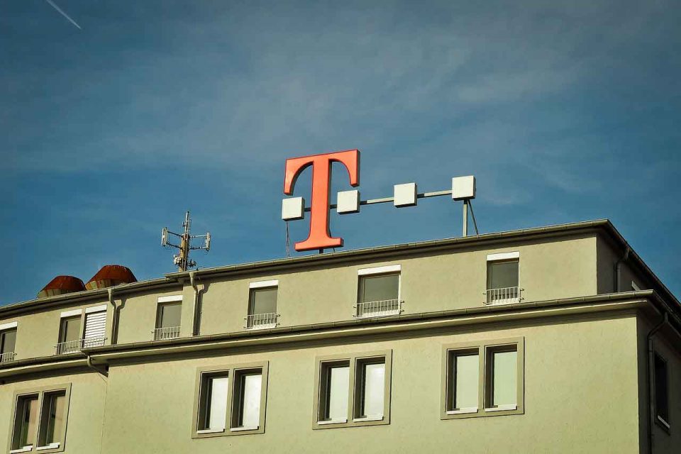 Telekom Logo auf dem Dach