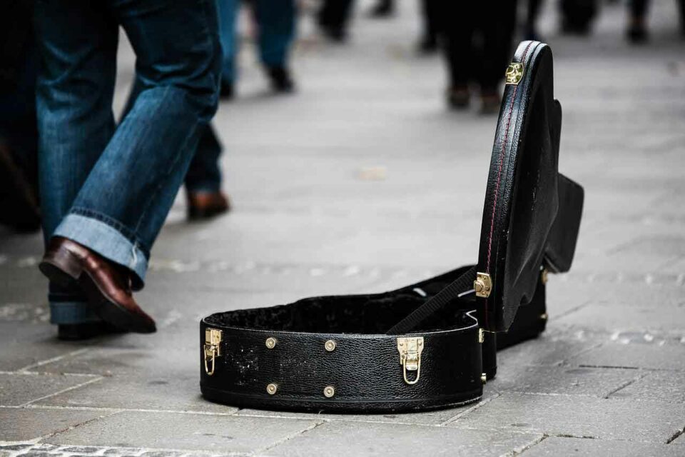 Straßenmusiker bittet mir Gitarrenkoffer um Spenden