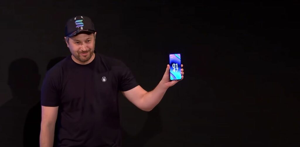Anatoly Yakovenko präsentiert das Saga Smartphone
