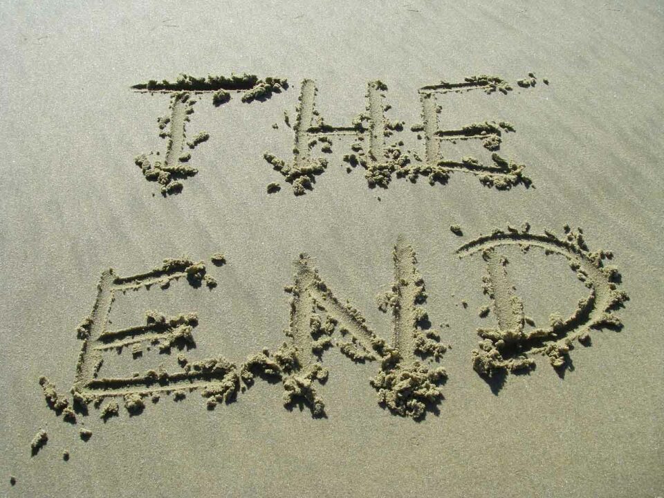 Schriftzug "The End" im Sand