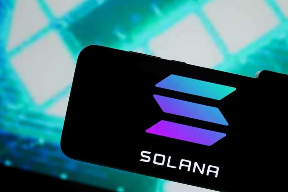 Solana Logo auf Smartphone