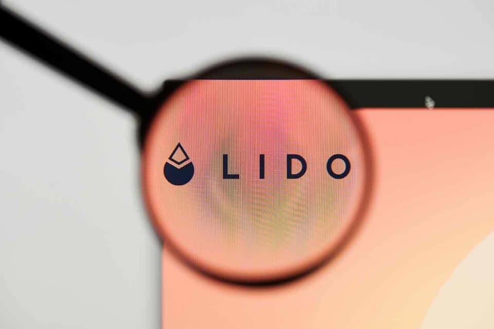 Lido Finance Logo auf Bildschirm unter einer Lupe