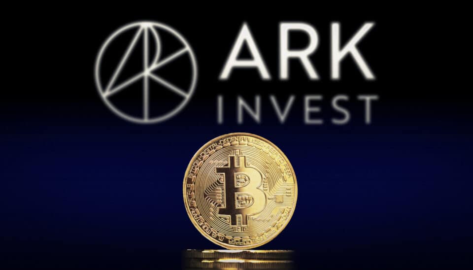 Ark Invest Logo mit Bitcoin-Münze
