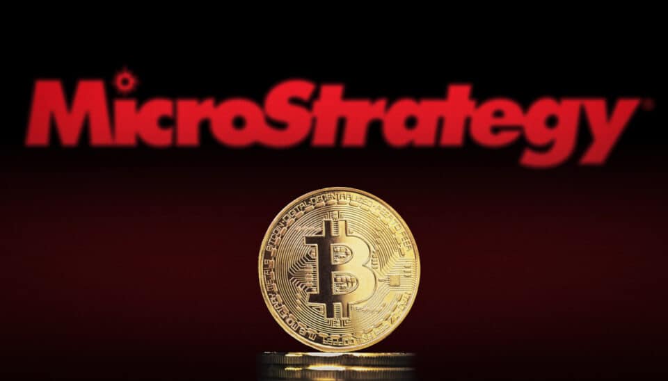 MicroStrategy Logo mit Bitcoin-Münze
