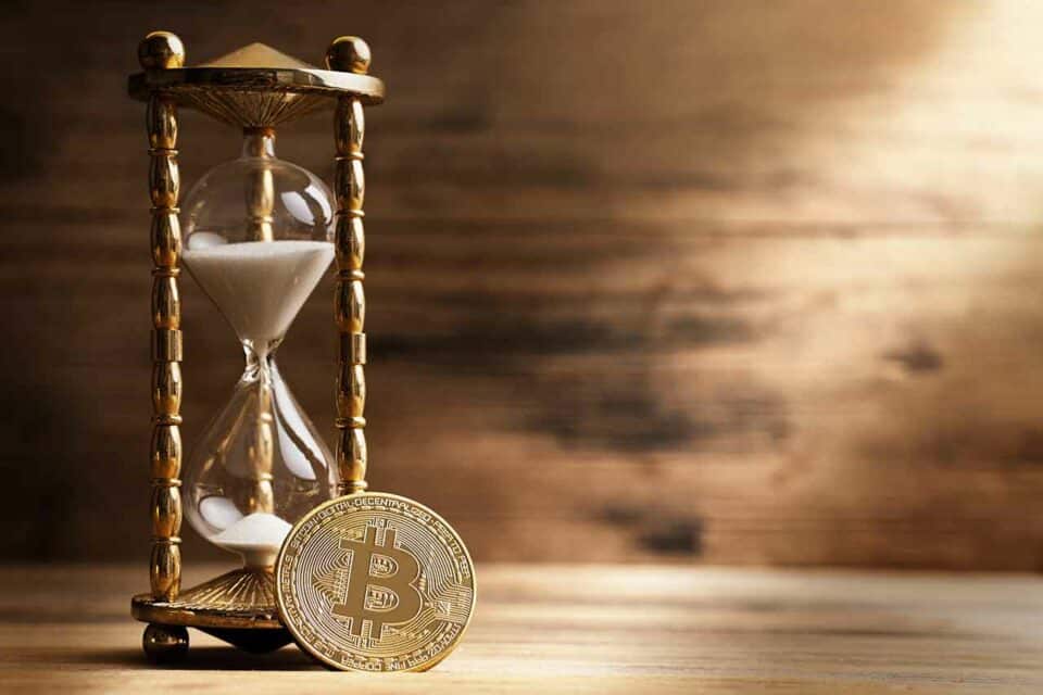 Bitcoin-Münze mit Sanduhr