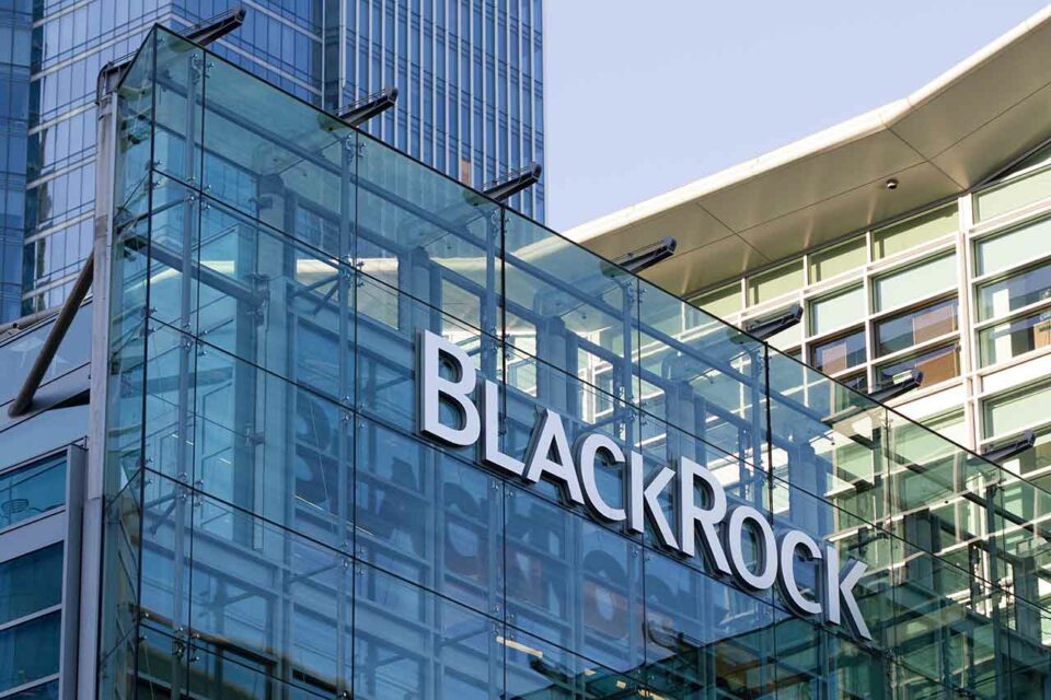 BlackRock Logo an einer Fassade