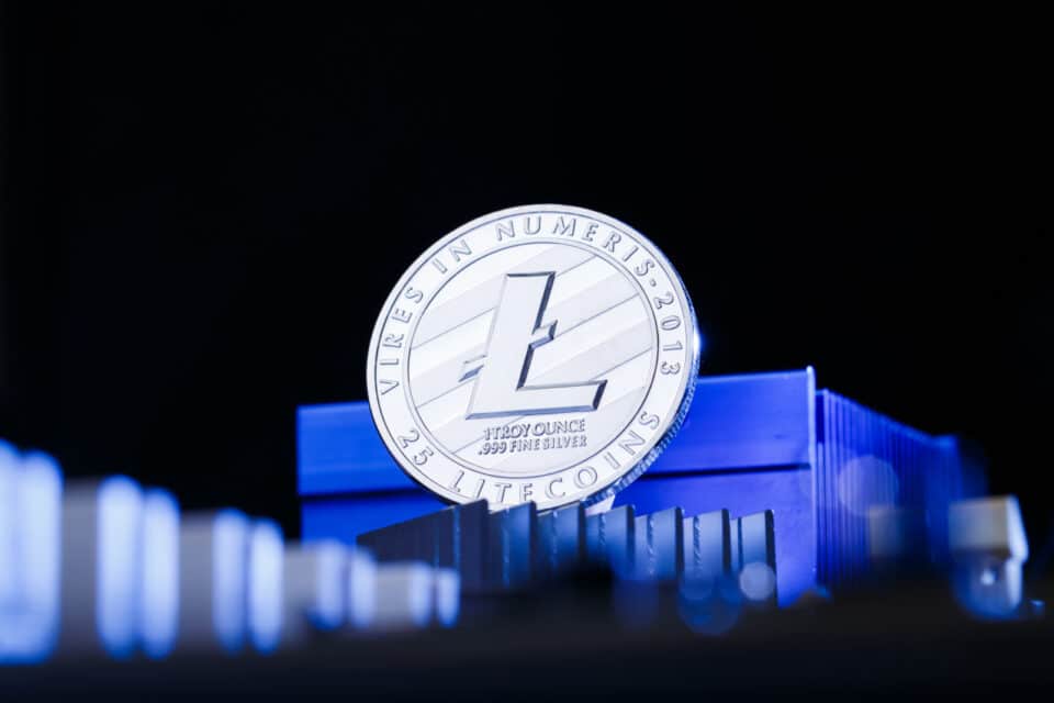 Litecoin-Münze auf blauen Hintergrund