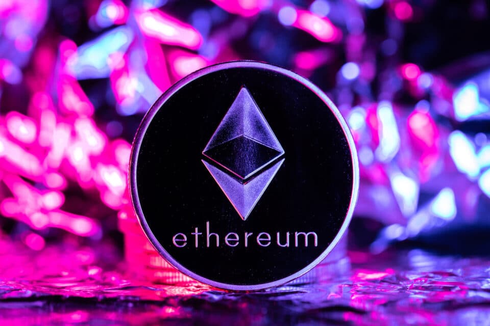 Ethereum Münze mit buntem Hintergrund