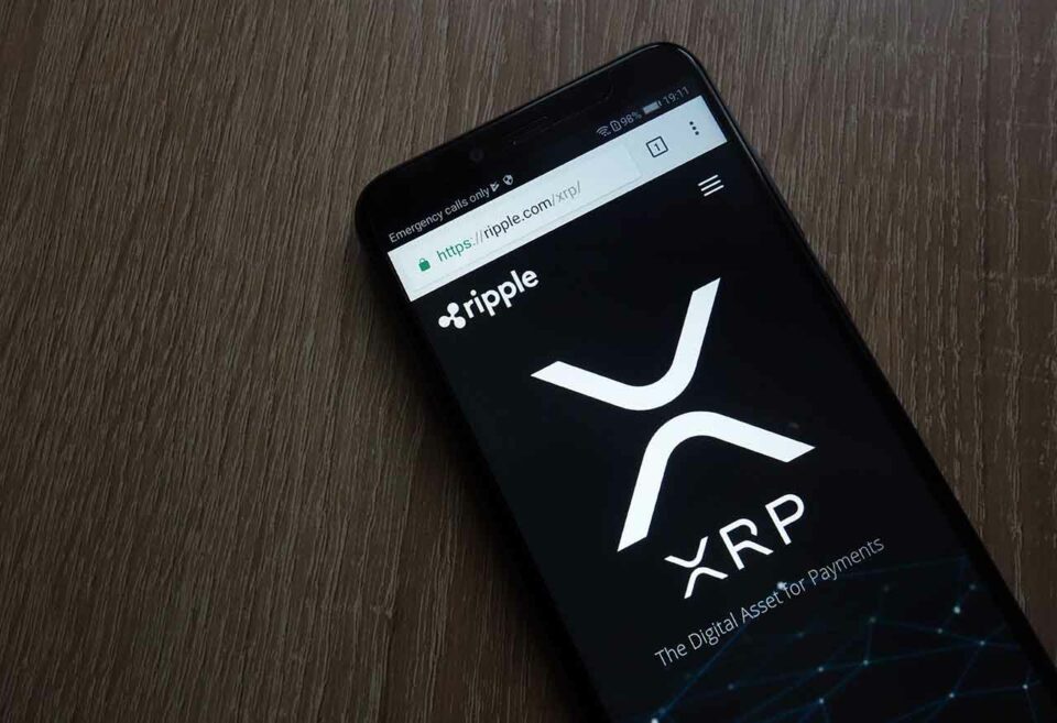 Ripple und XRP Logo auf einem Smartphone