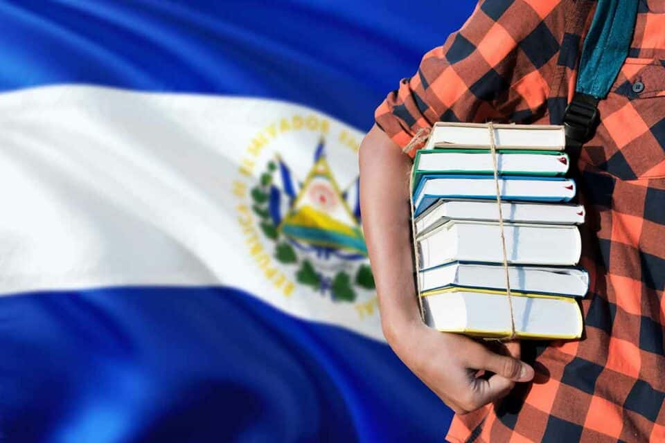 Flagge von El Salvador mit Schulbüchern