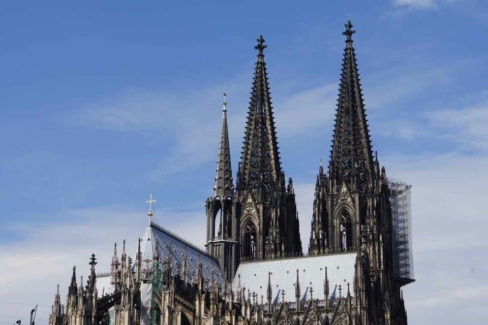 Der Kölner Dom mit Gerüstbau