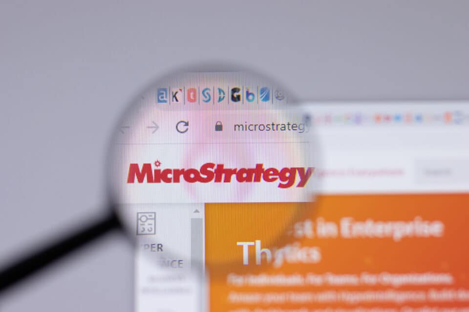 MicroStrategy Logo mit einer Lupe vergrößert