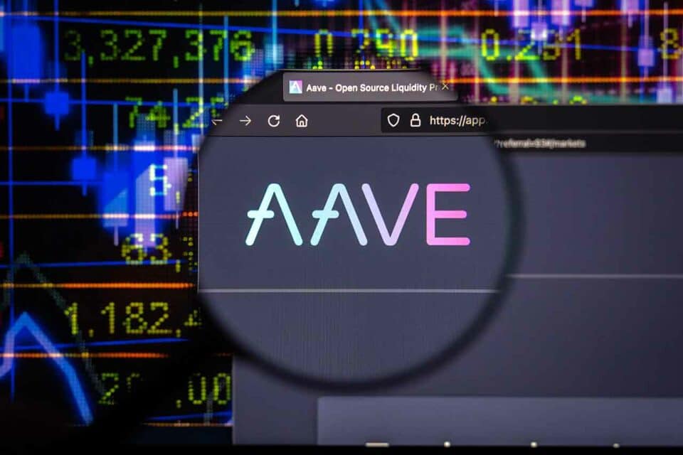 AAVE Logo unter einer Lupe vergrößert