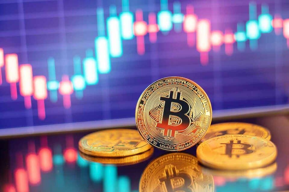 Bitcoin Münzen vor einem Candlestick Chart