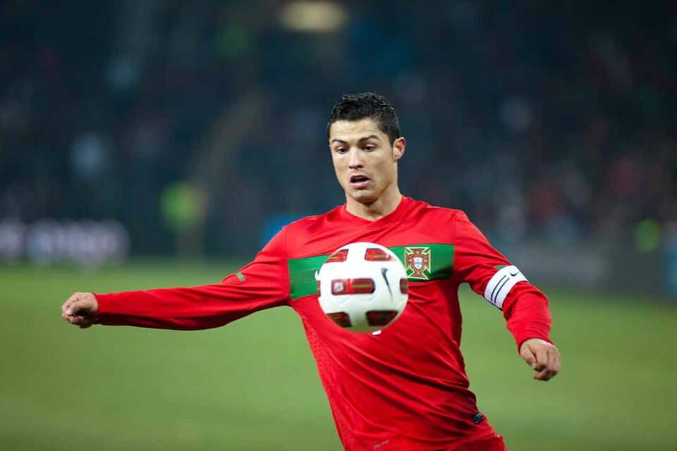 Cristiano Ronaldo tritt gegen den Ball