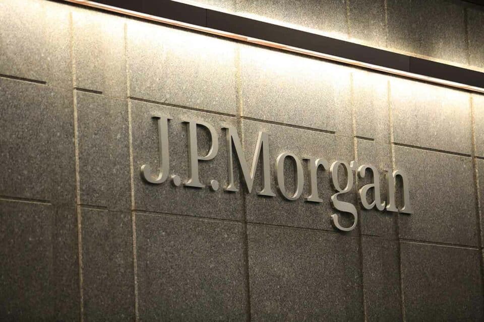 J.P. Morgan Schriftzug an einem Gebäude der Bank