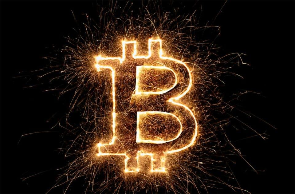 Das Bitcoin Symbol brennt wie eine Wunderkerze