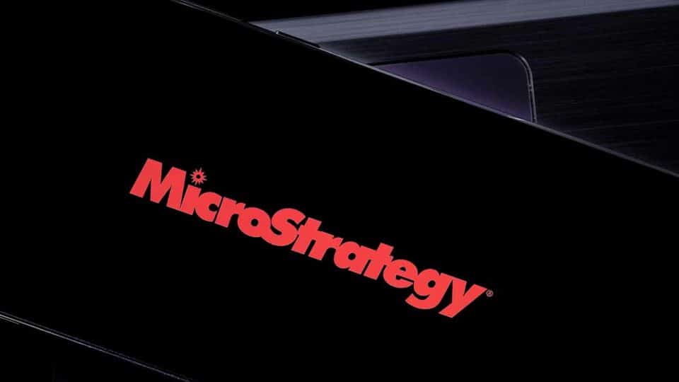 MicroStrategy Logo auf einem Smartphone mit schwarzem Hintergrund