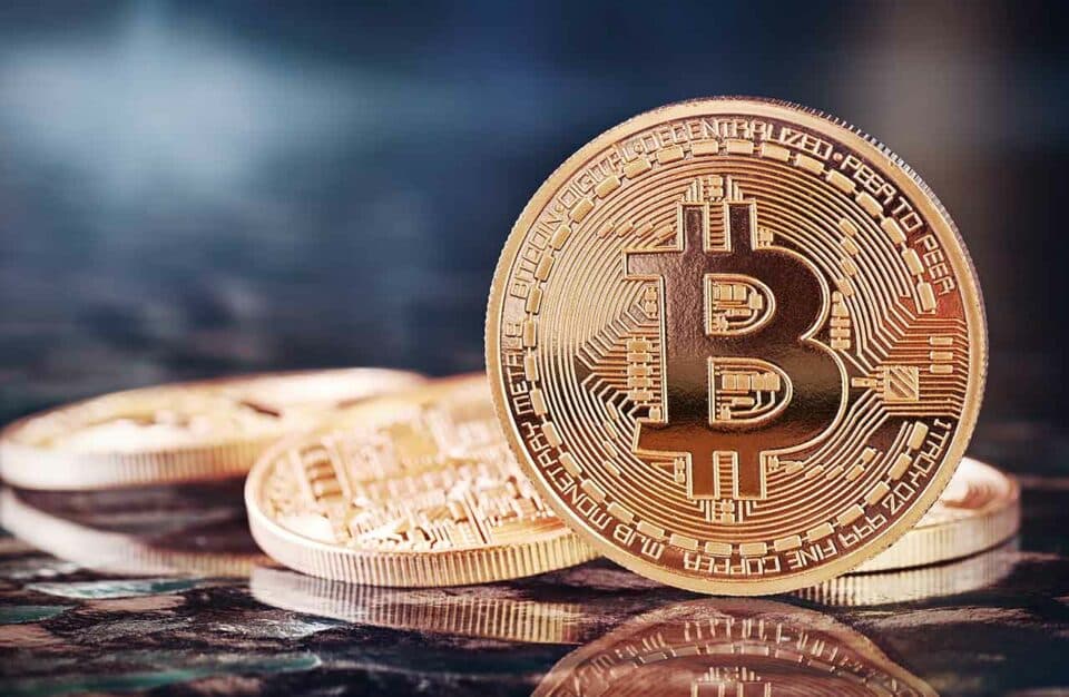 Vier symbolische Bitcoin Münzen