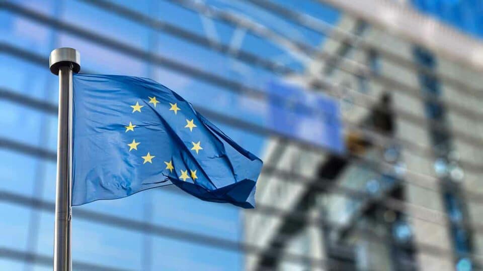 Flagge der Europäischen Union vor dem Europäischen Parlament
