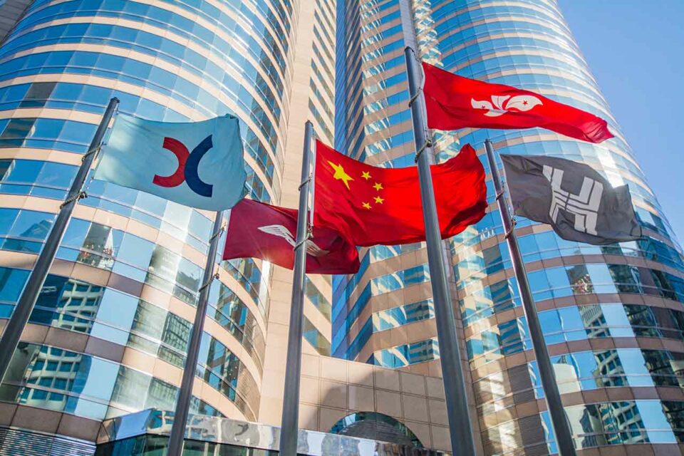 Flaggen vor der Hongkong Stock Exchange