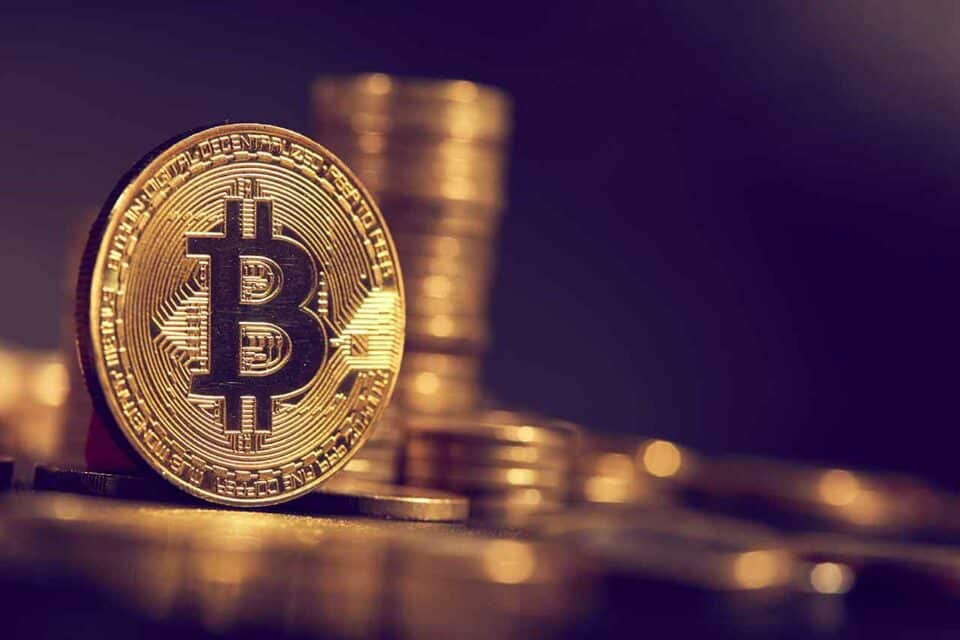 Ein Stapel mit symbolischen Bitcoin Münzen