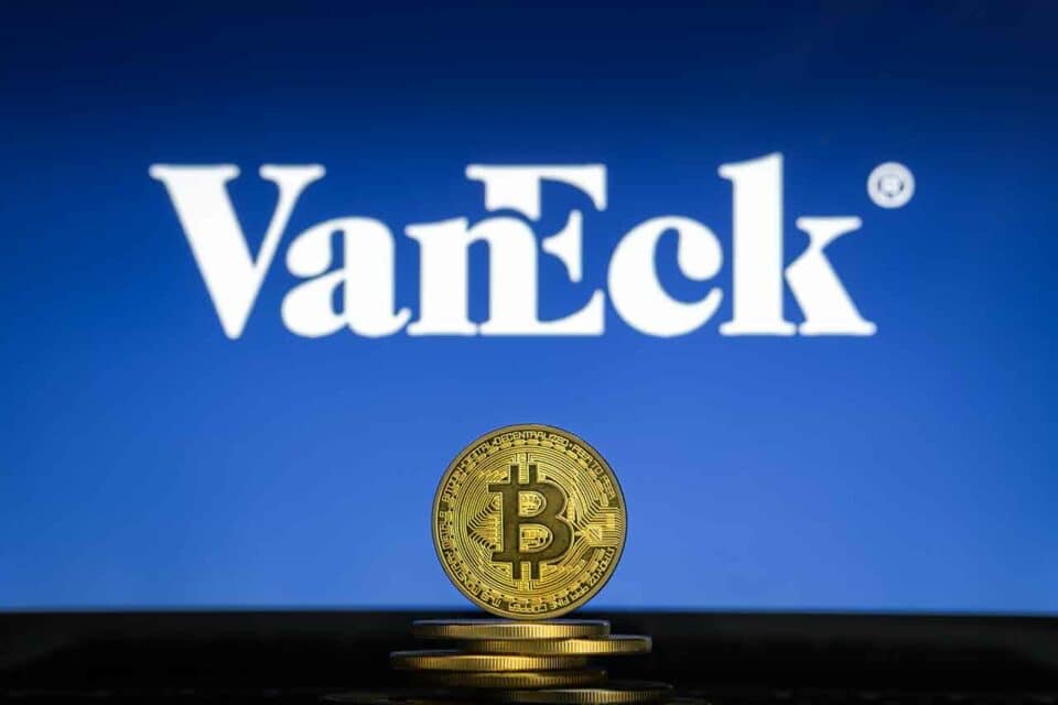 Eine Bitccoin-Münze vor dem VanEck-Logo