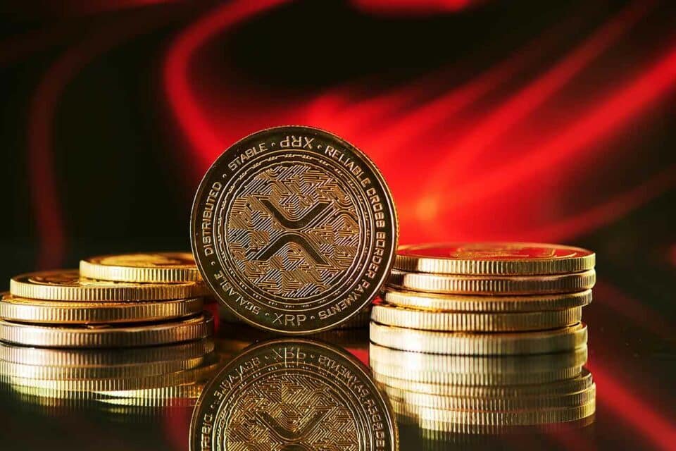 Goldene XRP Münzen vor rotem Hintergrund