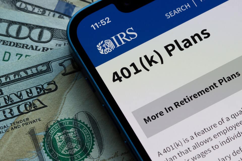 IRS Website auf Smartphone mit Beitrag über 401k-Pläne
