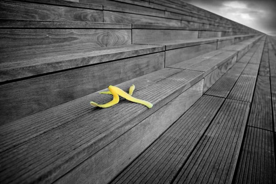 Eine Bananenschale liegt auf einer Treppe