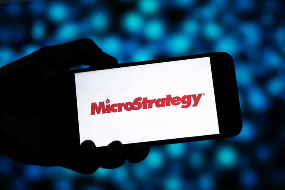 MicroStrategy Logo auf Smartphone