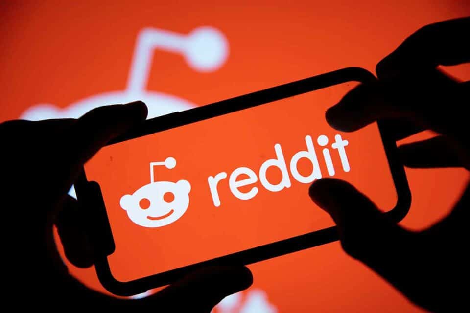 Reddit Logo auf einem Smartphone mit rotem Hintergrund