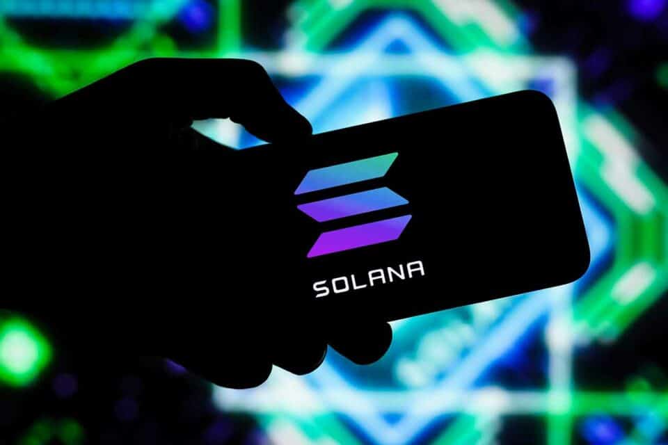 Solana Logo auf einem Smartphone Display