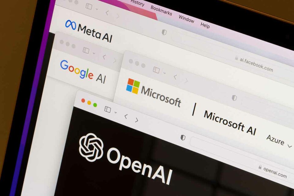 Logos von Google AI, Microsoft AI und Open AI in verschiedenen Browser-Fenstern