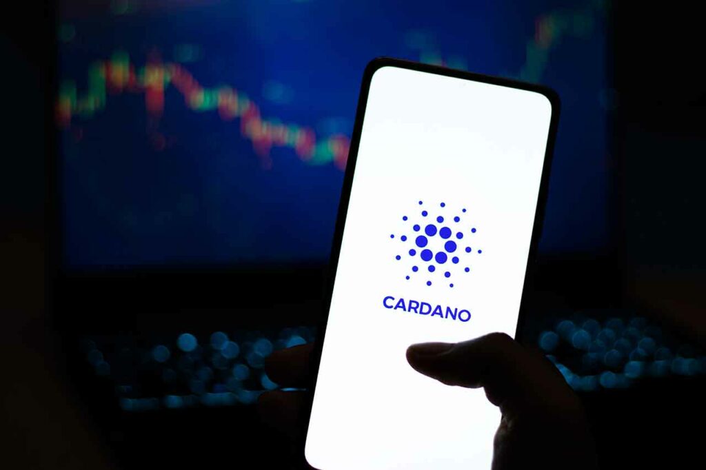 Cardano Logo auf einem Smartphone-Bildschirm