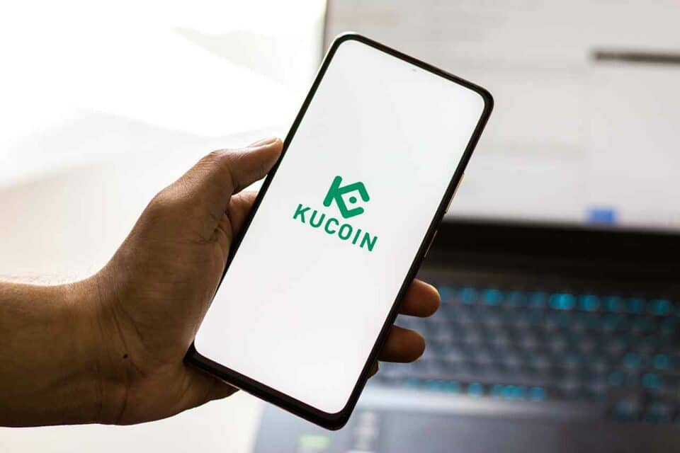 Kucoin Logo auf Smartphone