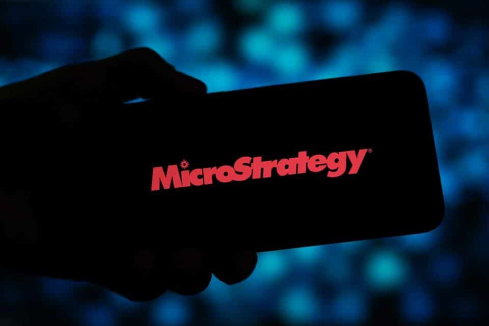 MicroStrategy Logo auf Smartphone