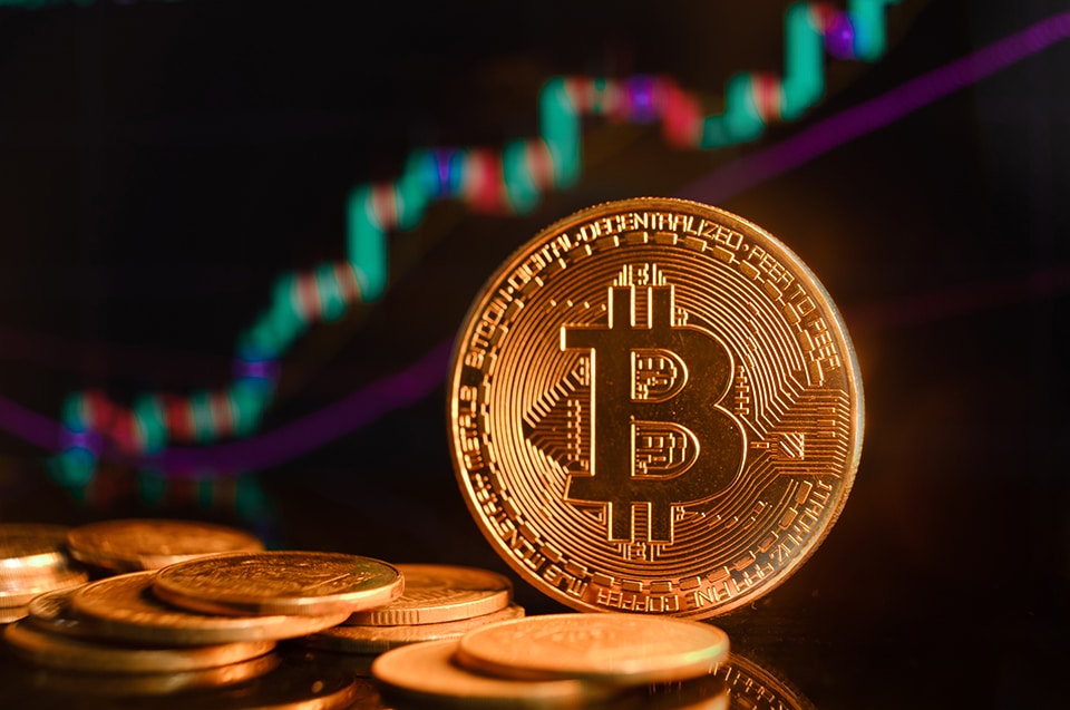 Bitcoin Münzen vor einem Chart mit bullischen Trend