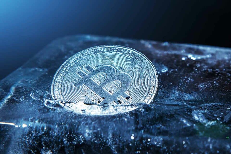 Bitcoin Münze steckt in einem schmelzenden Eisblock