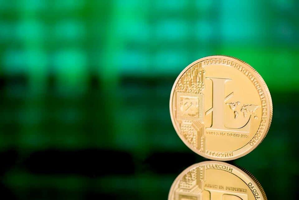 Goldene Litecoin Münze auf grünem Hintergrund