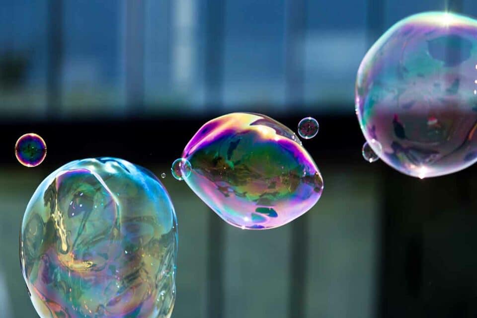 Drei große Seifenblasen fliegen durch die Luft
