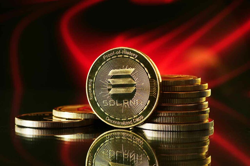Solana Münzen auf rotem Hintergrund
