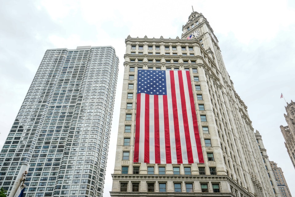 US-Flagge an einem Gebäude