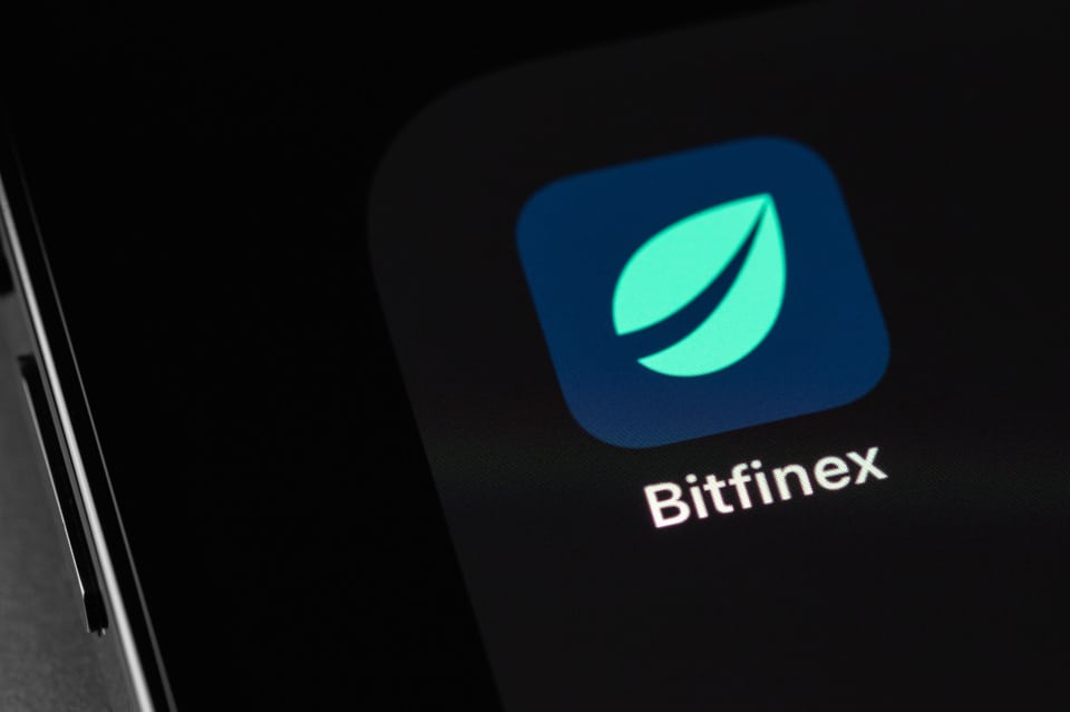 Bitfinex Logo auf einem Smartphone