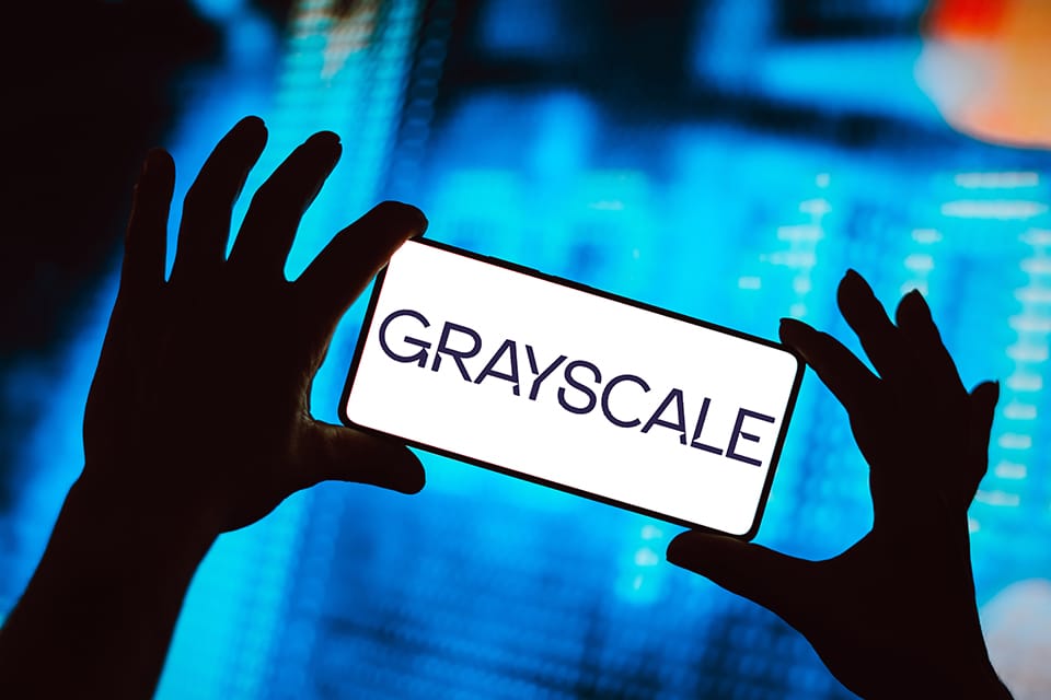 Das Grayscale Logo auf einem Smartphone